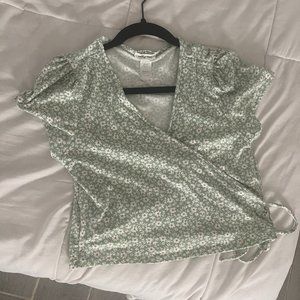 green daisy pattern t shirt